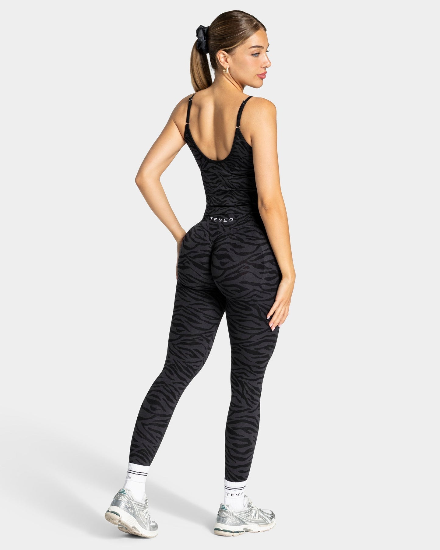 TEVEO Leggings Sculpt Scrunch Contrastline “Stampa zebrata nel colore Nero"