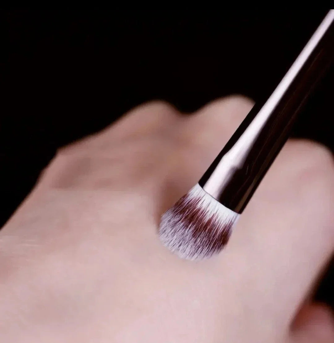 Hourglass  Nº 3 All Over Shadow Brush – Göz Kapağı Far Fırçası