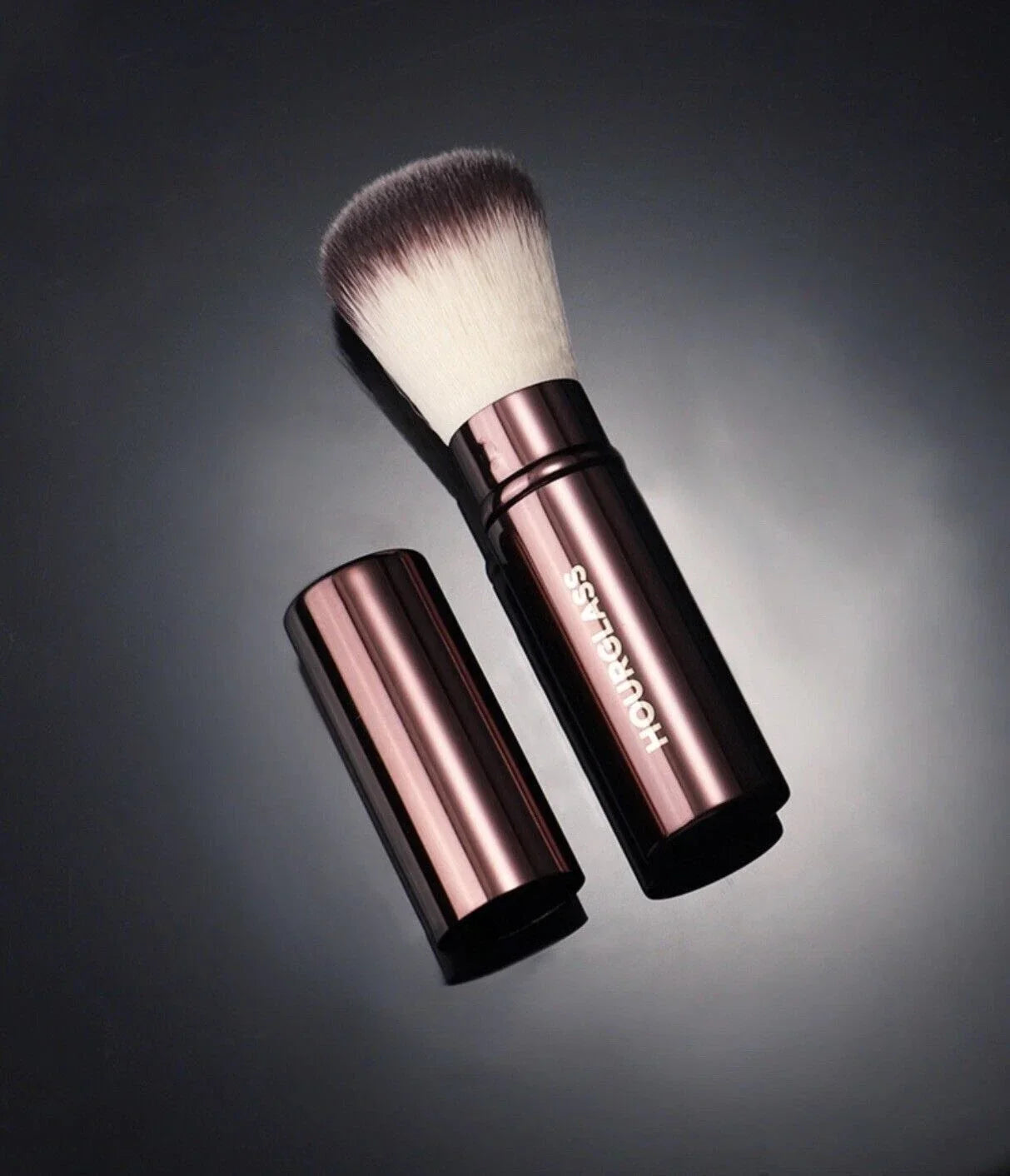 Hourglass Retractable Powder Brush – Geri Çekilebilir Pudra Fırçası
